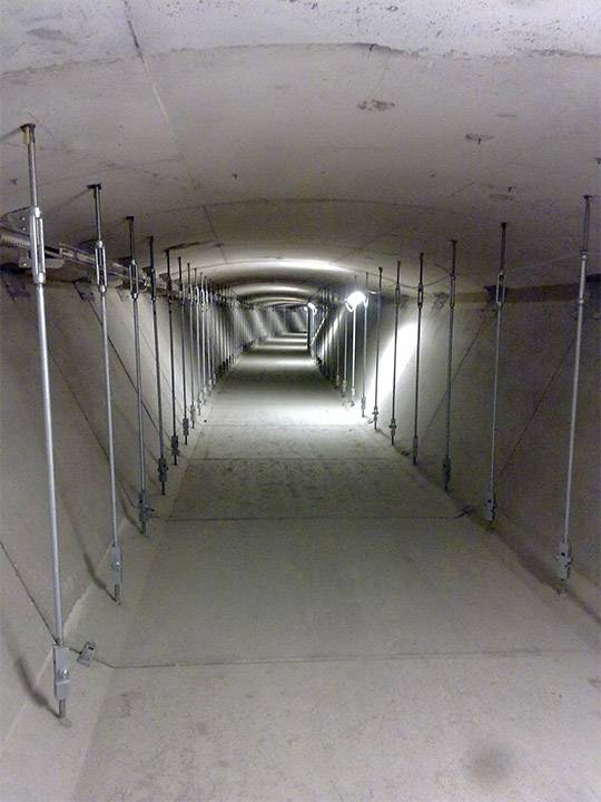 via di fuga sospesa in cemento armato